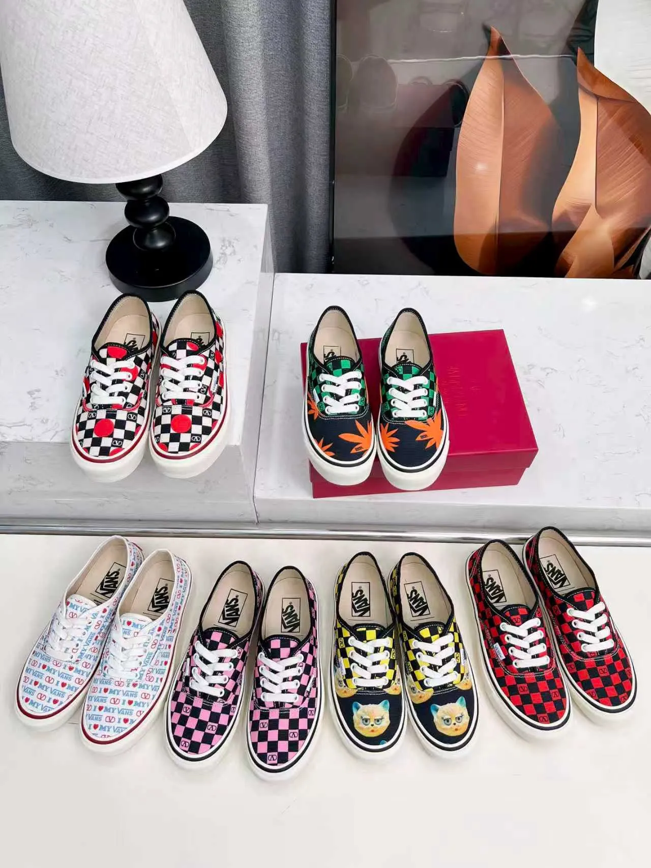 [Valentino Giving classic shoes a personality that spans the ages. Many celebrities - Jolin Tsai. Yang Zi. Liu Wen. Ma Baiquan. Choi Soobin. freen. Song Zuer. JJ Lin. zel. Cecilia Cheung. shark. Xin Yunlai...same style.